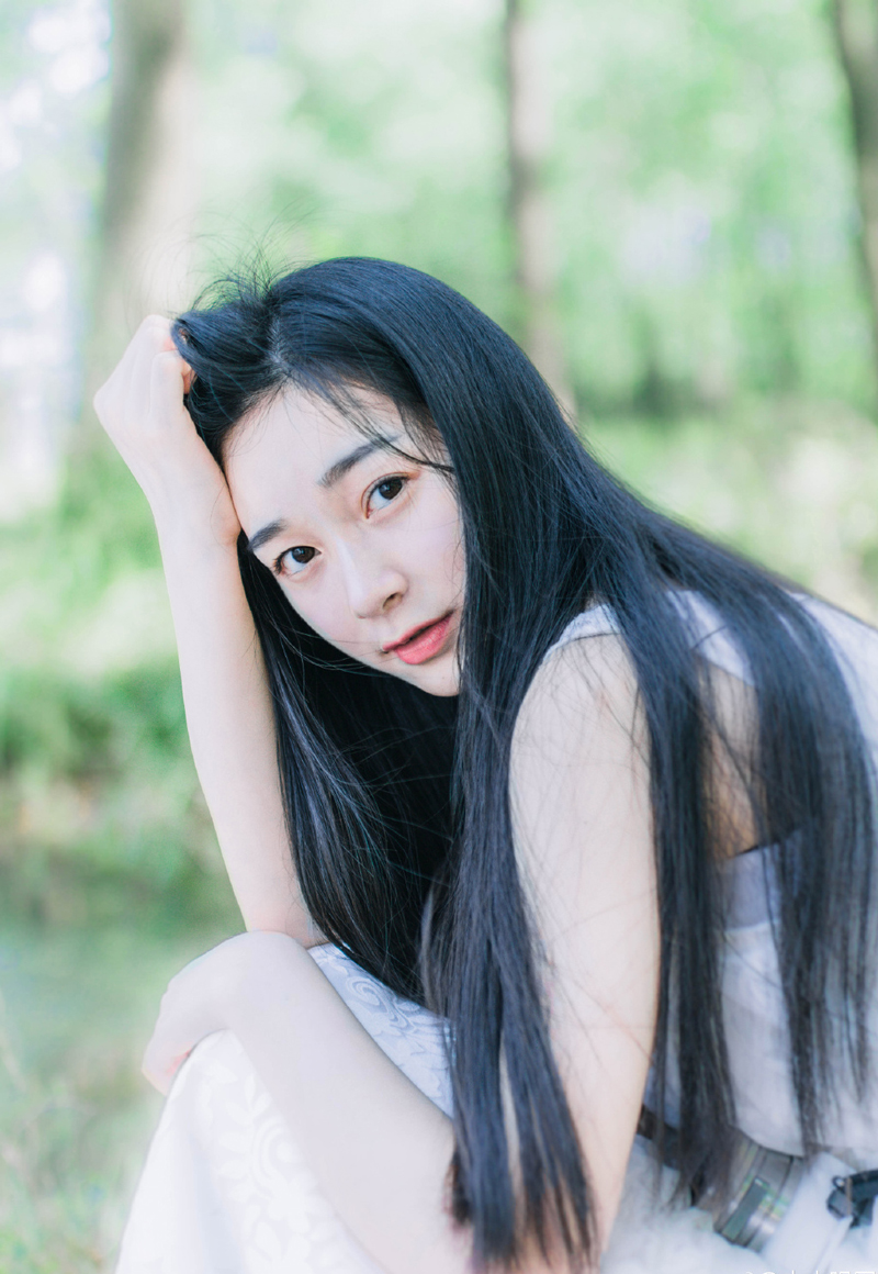 院子里响起刘璋骂骂咧咧的声音，刘璝面色铁青的跟着孟达来到一处厢房，冷冷的看着此人：“为何拦我？”
